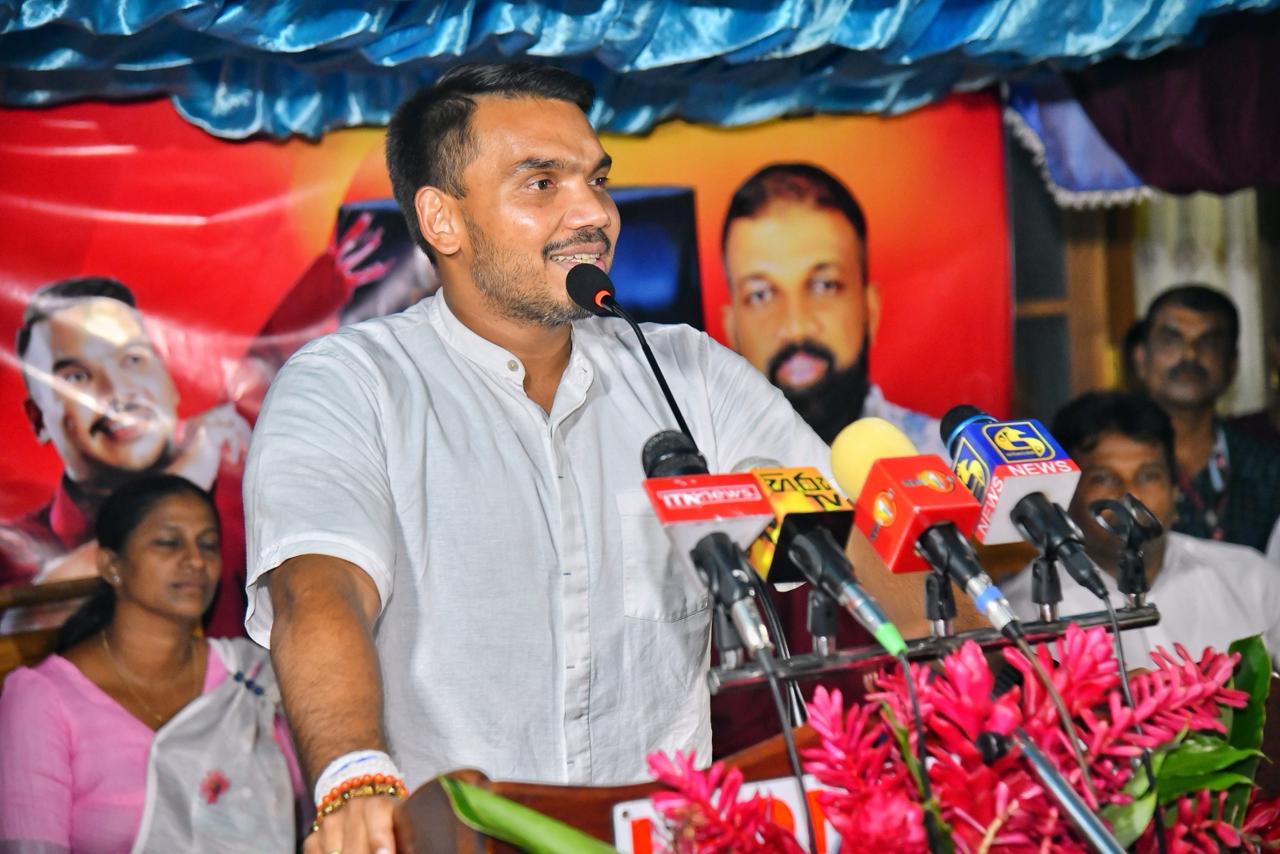 ආඩම්බරයෙන් පෙන්නන්න තියෙන පදක්කමට මොකක්ද කියන්නේ..? 