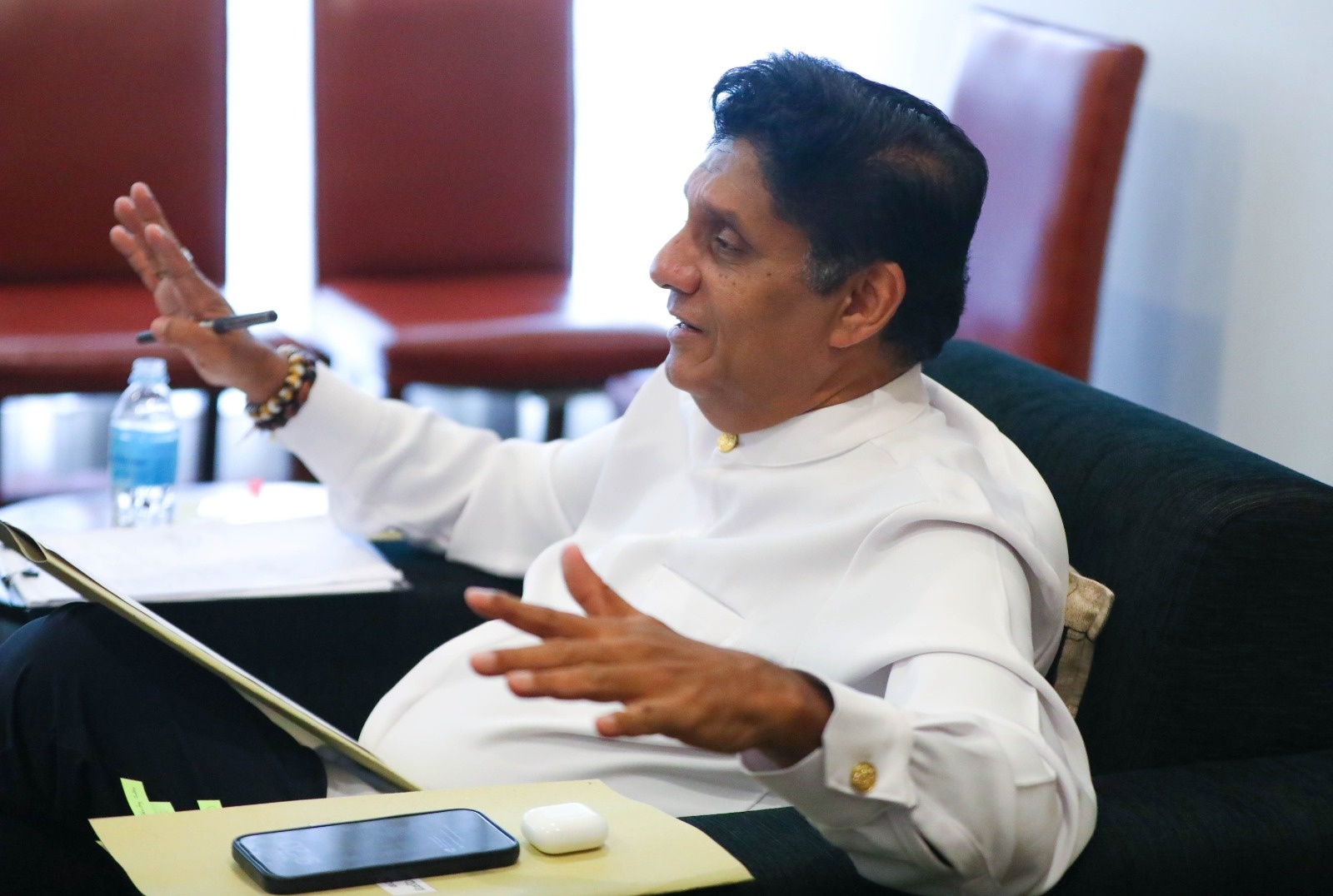 ජනතා ප්‍රශ්න පසෙක තබා රජය ඒකාධිපති ආඥාදායක් කරා යනවා 